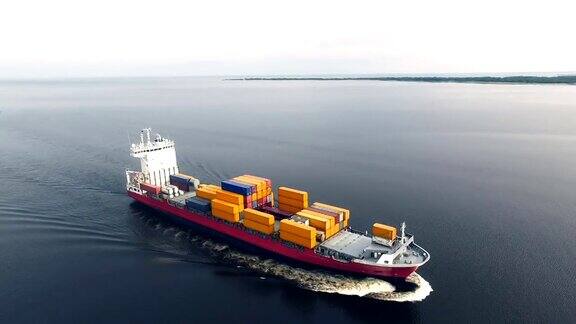 巨型集装箱船出海