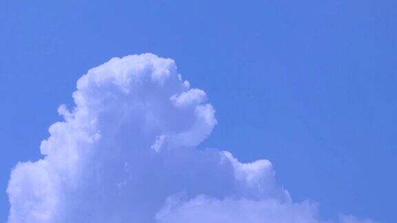 白云在蓝天中飘动