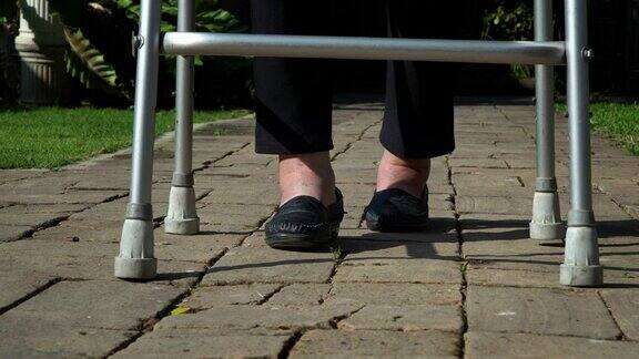 老妇人在后院使用助行器双脚肿胀