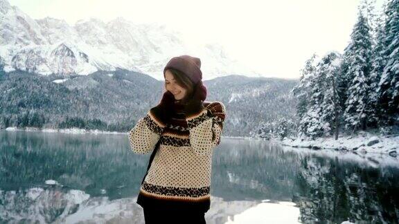 女人在享受阿尔卑斯山Eibsee湖的风景