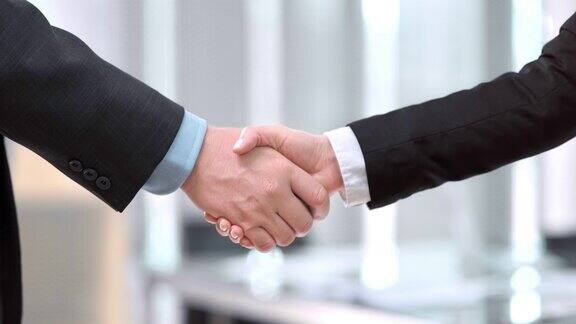 商务人员合作握手