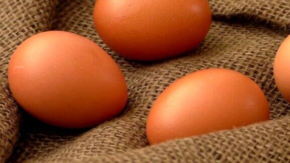 鸡蛋放在棕色粗麻袋上