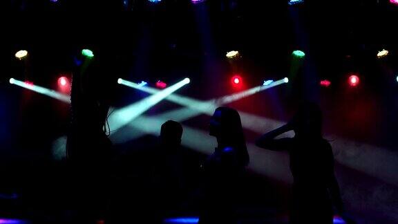 一群青少年在音乐会上在黑暗中跳舞