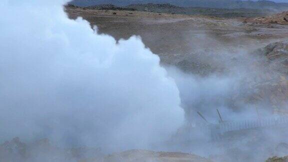 冰岛Gunnuhver地热区大型温泉的喷口特写
