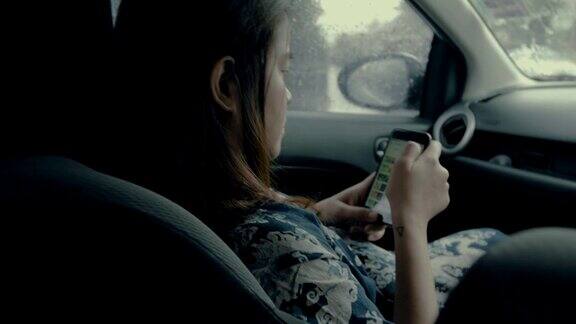 孕妇在车上使用智能手机