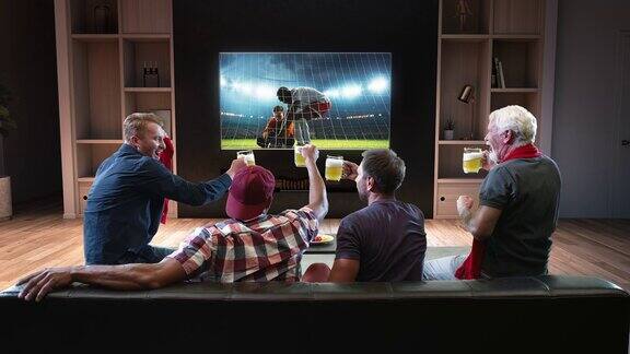 一群球迷正在观看电视上的一个足球时刻庆祝点球入球