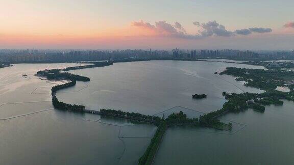 武汉东湖公园湖面和天空鸟瞰图