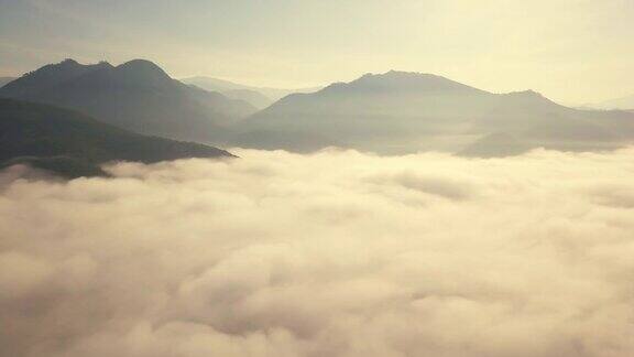 鸟瞰泰国北部薄雾中的山脉日出