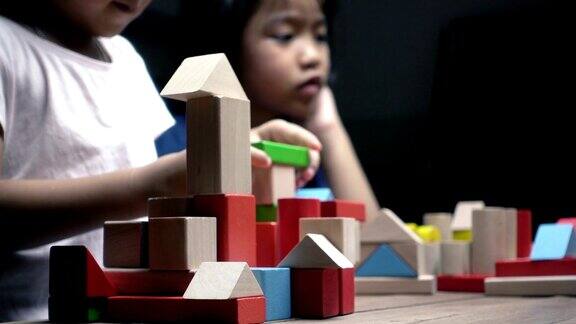 亚洲小女孩和小男孩一起玩积木慢动作镜头