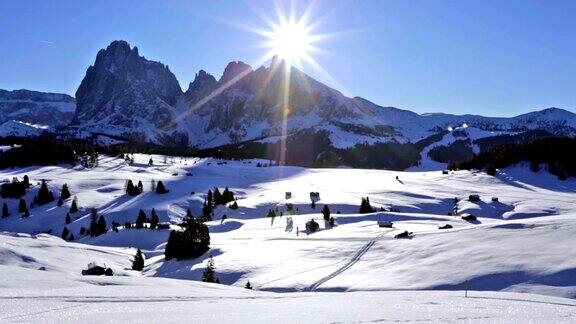 意大利Dolomites的Siusi山上冬天的日出