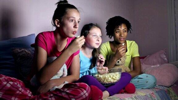 女朋友们在朋友家过夜一边吃爆米花一边看电视