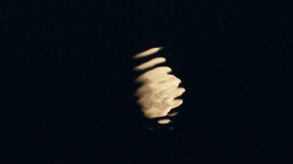 水面上的月亮倒影