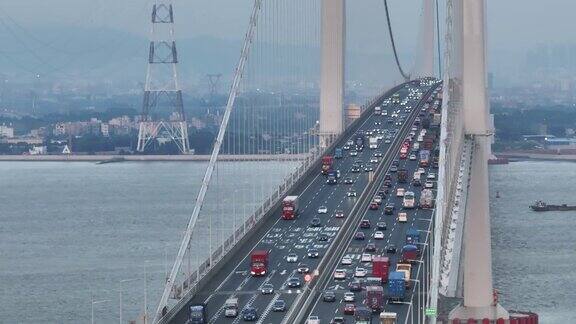 桥上繁忙的交通航拍