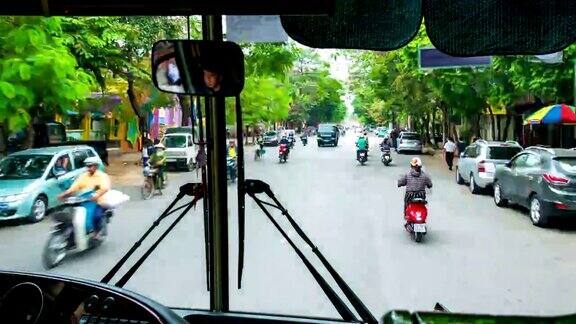在越南河内交通拥挤的街道上开车时间流逝