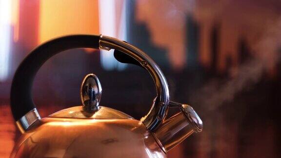 家里厨房的煤气炉上放着一个金属银茶壶密闭的钢壶用沸水冲泡配制热饮