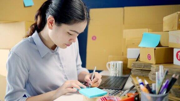 亚洲企业主在中小企业检查订单、在家工作时会感到舒适