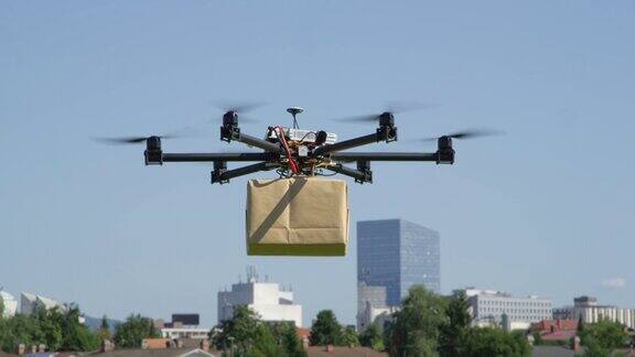 近距离观察:无人机将大的棕色包裹送到城市