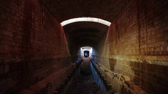 红砖废弃的地下下水道隧道具有戏剧性神秘的氛围里面有下水道