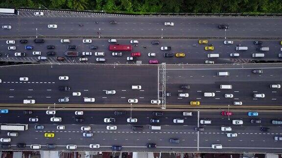 高速公路在高峰时间的空中上下视图