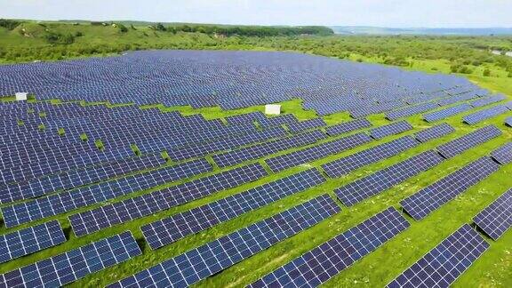 鸟瞰图的大型可持续发电厂与许多排太阳能光伏板生产清洁的生态电能零排放概念的可再生电力