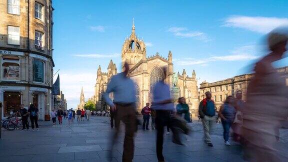 时光流逝:英国苏格兰爱丁堡老城的皇家英里上挤满了行人