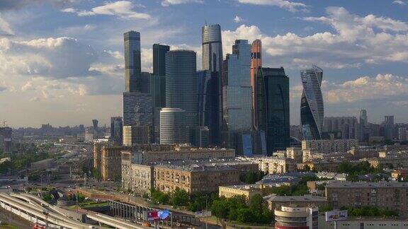 俄罗斯阳光明媚的夏日莫斯科城市封锁交通环路航拍全景4k