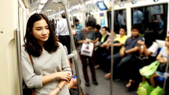 地铁里孤独的女孩
