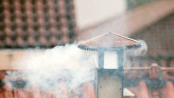 烟从房子的烟囱里冒出来屋顶上的管子烟囱中国的房子有烟囱的房子屋顶上的烟