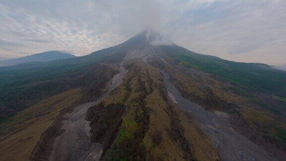 空中野生风景如画的自然背景景观与喷发的火山山