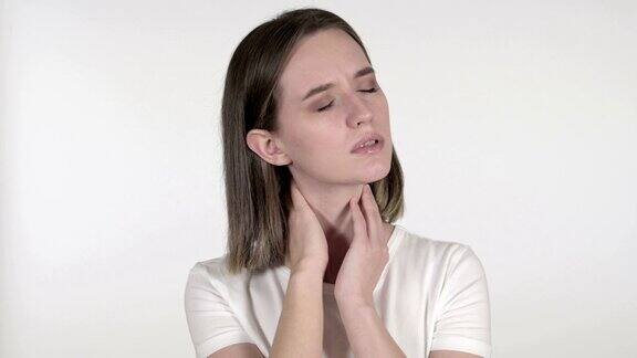 颈部疼痛的年轻女性白色背景
