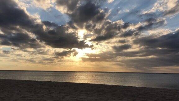 毛里求斯美丽的海滩、水域和日落