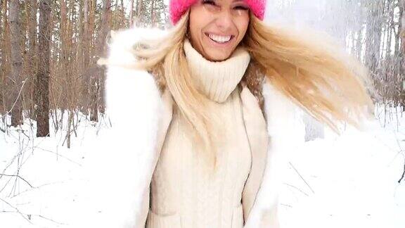 年轻快乐微笑女子抛雪
