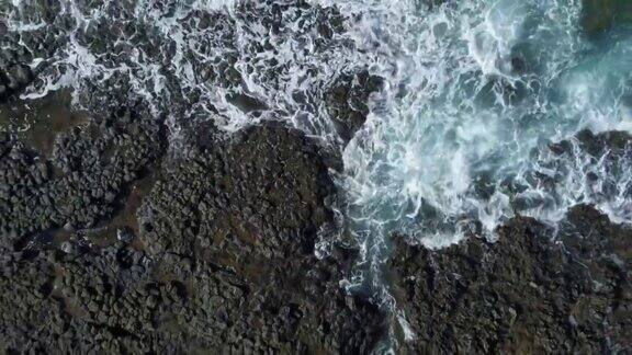 空中缩小拍摄的海浪打破岩石海岸