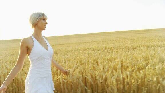 在田野里奔跑的快乐女人