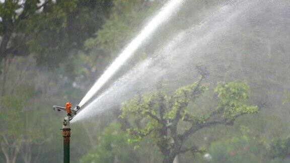 高清慢镜头:自动洒水器浇草