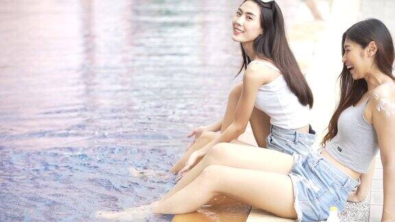 美丽的年轻女子放松在水池快乐的女人泼水