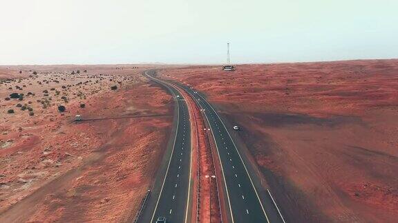 4K无人机视频沙迦沙漠与沙波纹之间的道路阿拉伯联合酋长国高沙丘沙漠的地质景观无人机视频