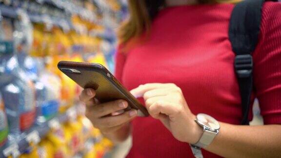 女性在百货商店使用智能手机