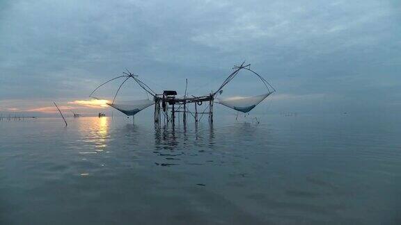 通过老式的泰国渔网在船上渔具