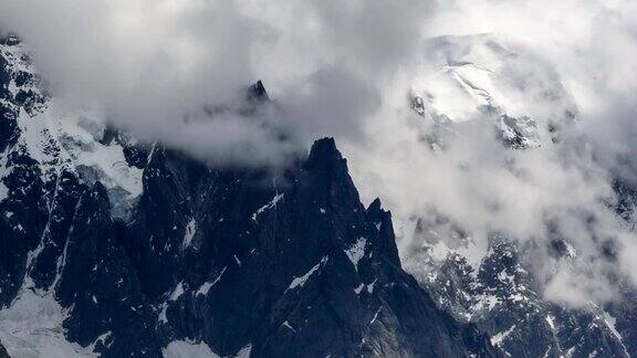 夏蒙尼山的山峰从云雾中显露出来