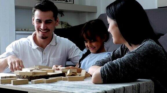 家庭生活中的一天:可爱的亚洲儿童玩积木高清格式