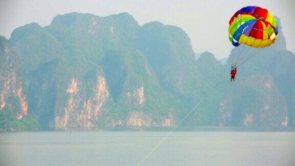 越南下龙湾在石灰岩山地岛屿上滑翔