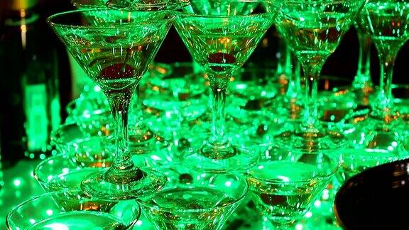 宴会上由透明的香槟酒杯组成的金字塔
