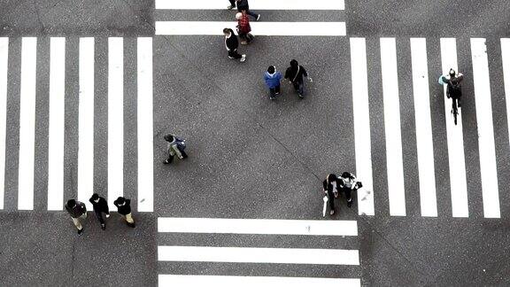 慢镜头FHD镜头的人群与鸟瞰图行人十字路口人行横道银座人行横道汽车交通在东京城市日本日本文化概念