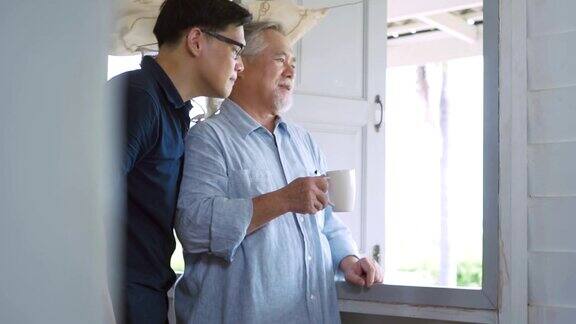 幸福的家庭与年长的父亲和儿子聊天喝咖啡在家