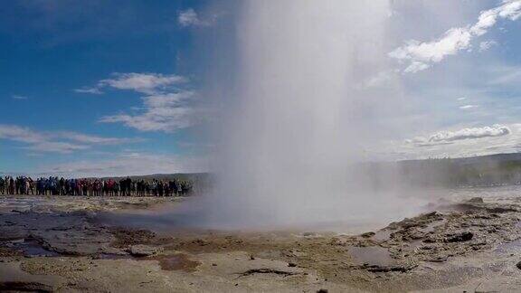 冰岛黄金圈内的间歇泉发生了水爆炸