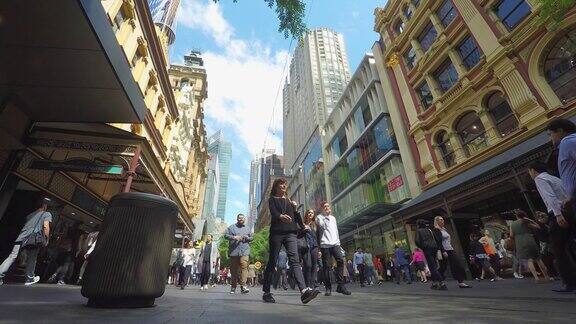 一群人走在悉尼皮特街购物中心