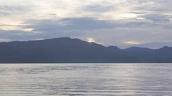 印度尼西亚萨莫塞尔岛托巴湖日出与倒影