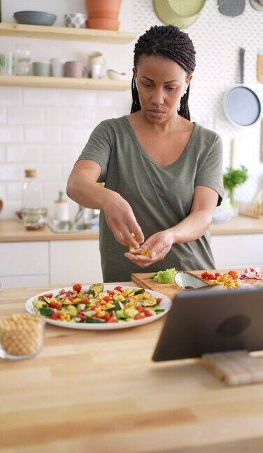 在厨房里准备蔬菜沙拉的女人