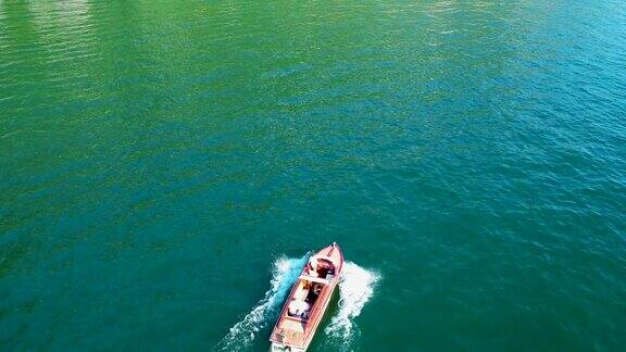 科莫湖上一艘经典的老式木制快艇的4K航拍画面